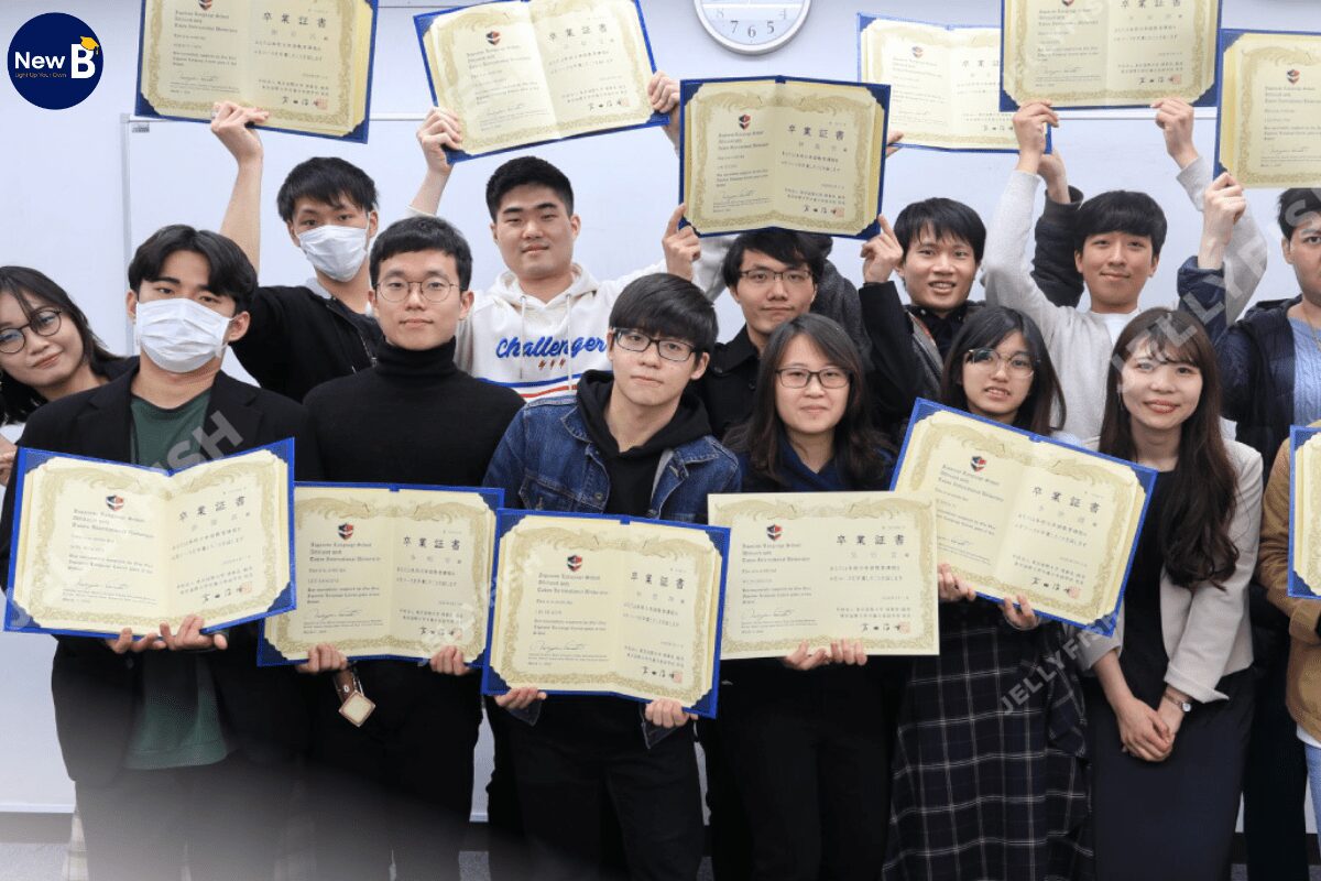 Hình ảnh học sinh tốt nghiệp tại trường Nhật ngữ TIUJ