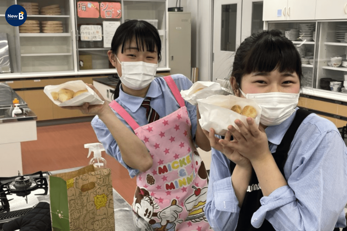 Tiết học nữ công gia chánh tại trường THPT Keizai