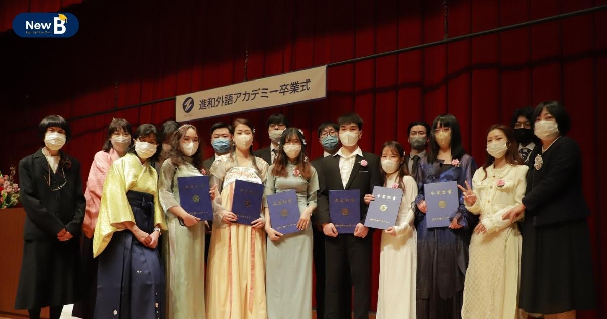 Học viên học viện ngoại ngữ Shinwa nhận bằng tốt nghiệp