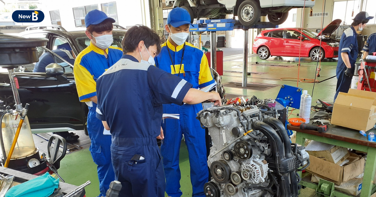 Học viên thực hành trong lớp khoa cơ khí ô tô quốc tế