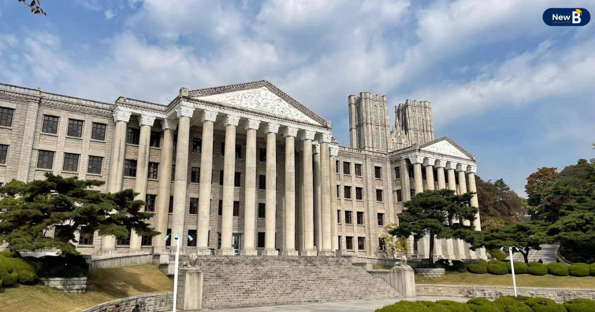 Nét đẹp nổi bật của trường đại học Kyunghee là các tòa nhà theo phong cách Gothic, khuôn viên trường thì rợp bóng cây và hiện ngôi trường này đang giữ ngôi vị là một trong những trường đại học đẹp nhất tại Seoul.