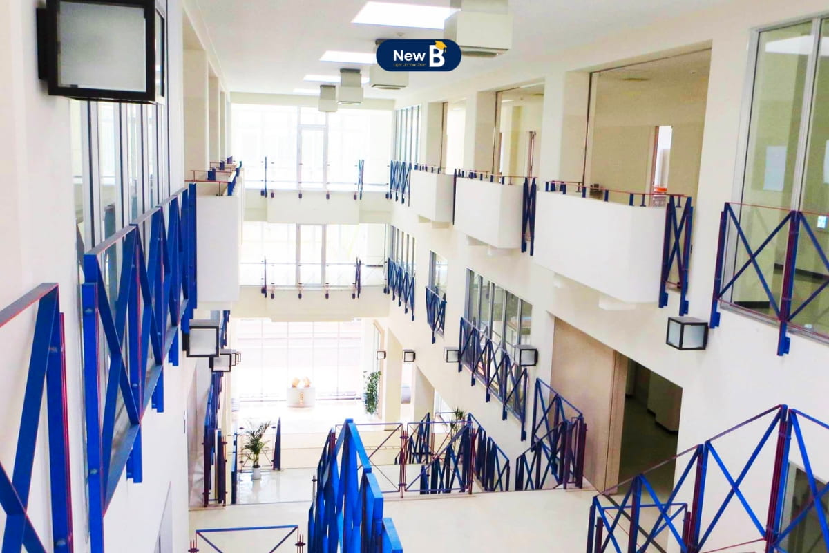 Khung cảnh bên trong của trường THPT Kaishi Khung cảnh bên trong của trường THPT Kaishi