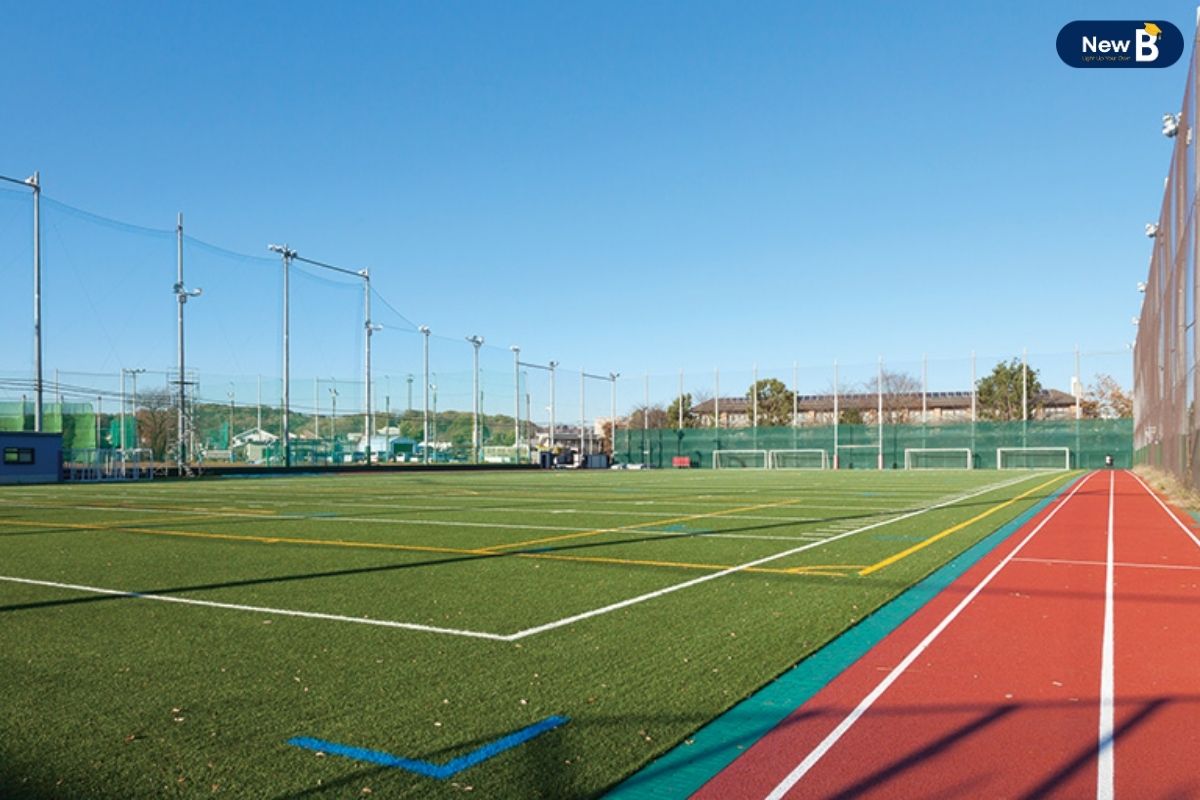 Một góc sân bóng của trường đại học J.F. Oberlin Một góc sân bóng của trường đại học J.F. Oberlin