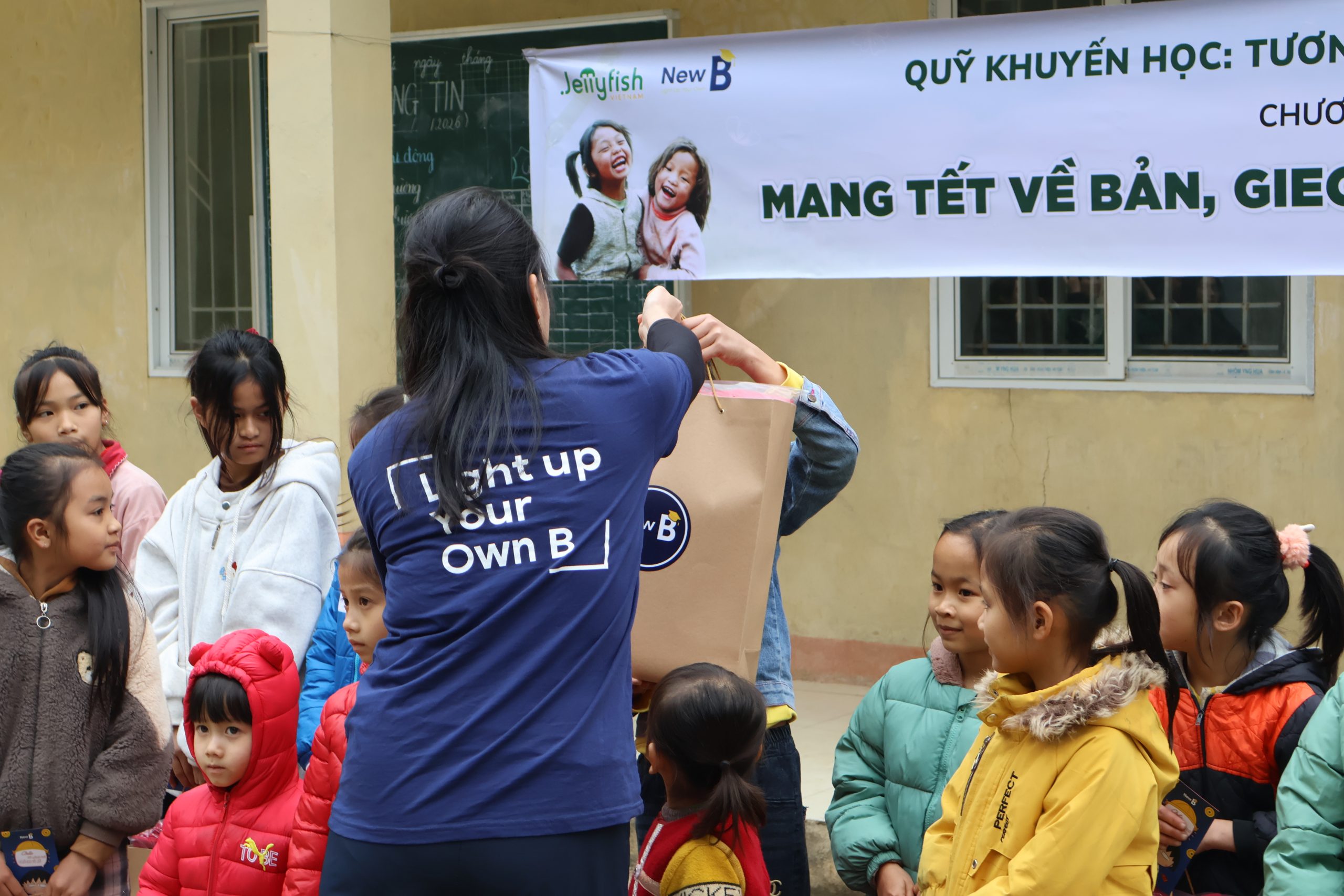 Chuyến thiện nguyện của New B tại Mầm non & Tiểu học Lũng Cao 